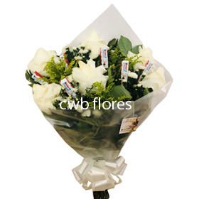 4709 Buquê de rosas brancas e chocolates 